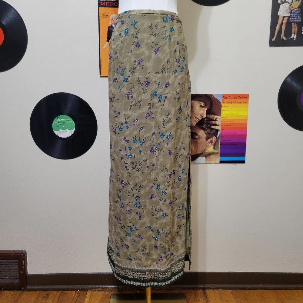 Requirements | Vintage Green Floral Skirt - Picture 2 of 9